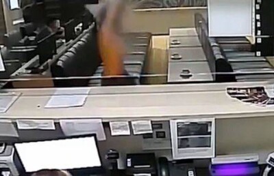 В Алматы девушка устроила обнажённое шоу в ответ на запрет курения в букмекерской конторе