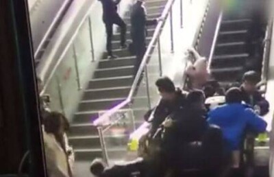 Китайцы попадали с эскалатора, внезапно поменявшего направление