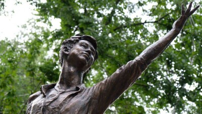 Денису Тену установили памятник в Алматы