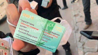 В Семее жители частного сектора выстроились в очереди за пропусками для выхода из дома во время режима ЧП
