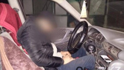 Мертвецки пьяный житель Шымкента уснул за рулём и чуть не разнёс двор