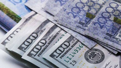 Стоимость доллара опустилась на бирже до 385 тенге