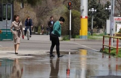 Вода "вышла из берегов" в арыках Тараза