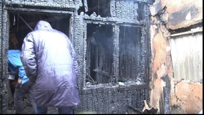 В Уральске четыре семьи с детьми вынуждены жить в сарае после пожара в доме