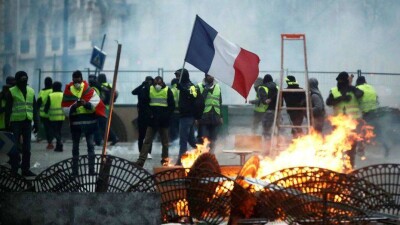 Во Франции во время демонстрации "жёлтых жилетов" пострадали четверо полицейских