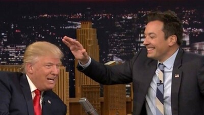 Кандидат в президенты США Дональд Трамп согласился испортить причёску в прямом эфире 