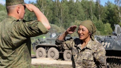 "Контуженных" мужчин выносят с Армейских игр казахстанские военные медсёстры