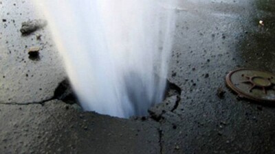 В Астане устраняют крупную аварию на магистральном водопроводе