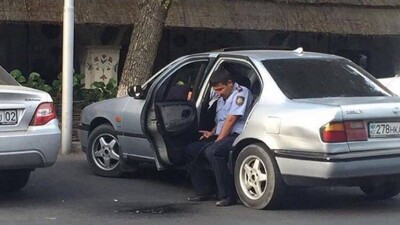 Писающего полицейского со скандального фото разыскали в ДВД Алматы