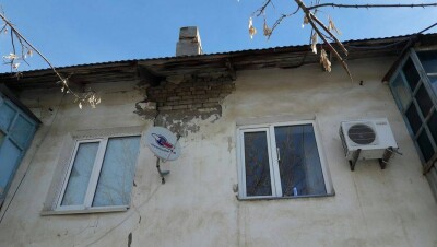 Жители разваливающегося дома в Уральске боятся оказаться под завалами