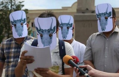 В Уральске люди в масках обвинили чиновников в алчности