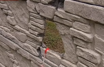 В Алматы на шестиклассника рухнул бетонный забор