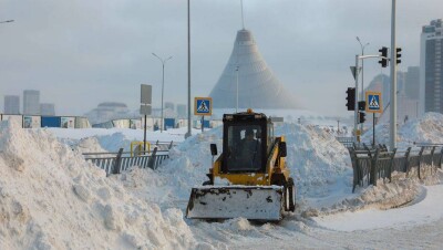 Уборка снега в Нур-Султане: почему не хватало рабочих и зачем специально заваливали трассы