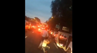 Танцы на дороге во время пробки устроили парни в Алматинской области