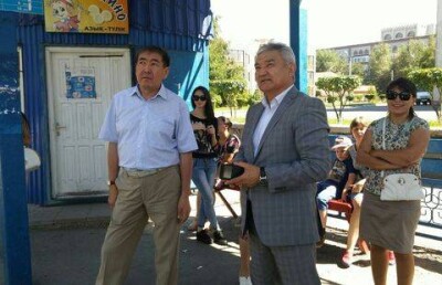 Аким Семея целый час прождал свой автобус на остановке