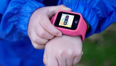 Актауский отдел образования запретил носить "умные" часы в детсадах и школах