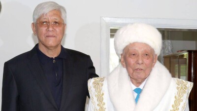 Назарбаев поздравил своего учителя-фронтовика со 100-летием и Днём Победы