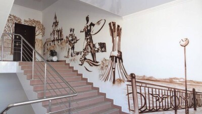 Костанайский художник украсил стены подъезда познавательной аэрографией