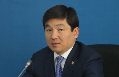 Байбеку в высокой форме стиха рассказали о проблемах Алматы