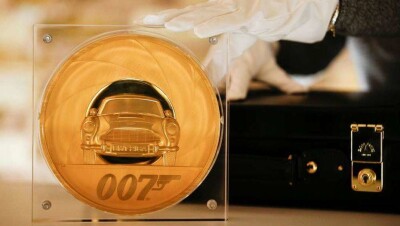 В Великобритании выпустили 7-килограммовую монету, посвящённую Джеймсу Бонду