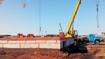 В Аксае начали возводить детсад возле автозаправки, СТО и железной дороги