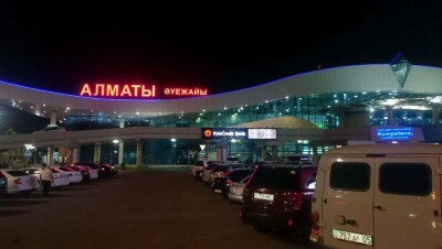 В аэропорту Алматы вводят новые ограничения на бесплатный въезд автомобилей