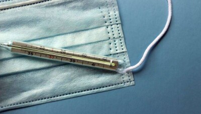 В двух больницах СКО медработники массово заразились коронавирусом. Компенсацию они не получат