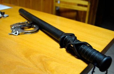 В унизительных пытках дубинкой обвинил полицейских житель Темиртау 