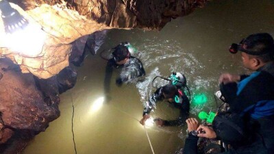 В Таиланде из затопленной пещеры вывели на поверхность первых спасённых детей