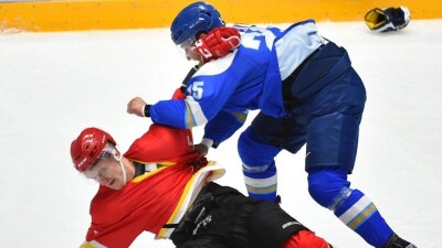 Фанаты высказались о драке Дамира Рыспаева с китайскими хоккеистами