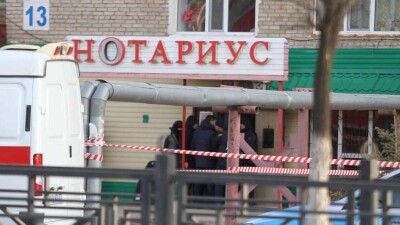Суд в Уральске арестовал мужчину, который удерживал в заложницах супругу. Его подозревают в изнасиловании. 