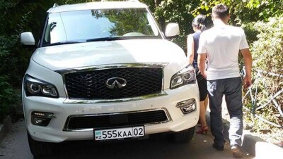 В Алматы после жалобы в соцсети нашли и наказали водителя Infiniti, перегородившего дорогу пешеходам