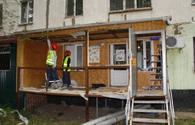 В Астане начали сносить незаконные пристройки в многоэтажных домах