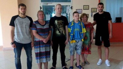 Футболисты "Астаны" навестили онкобольного юного болельщика