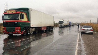 Казахстан начал пропускать грузовые автомобили на границе с Кыргызстаном