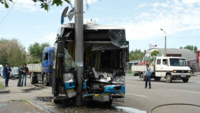 Авария с участием пассажирского автобуса в Алматы: 17 пострадавших 