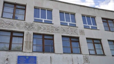 В Костанае школьников, пришедших раньше времени, не впускают в школу