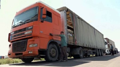 На КПП "Косак-Авто" на границе с РФ скопилась очередь фур в несколько километров