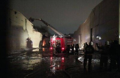 Сто пожарных тушат склад резины и химпродукции в Астане 