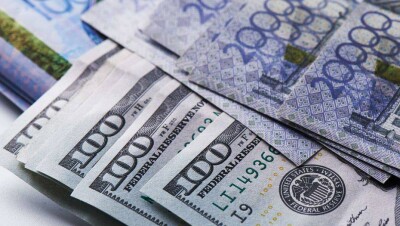 Доллар на бирже подешевел на три тенге