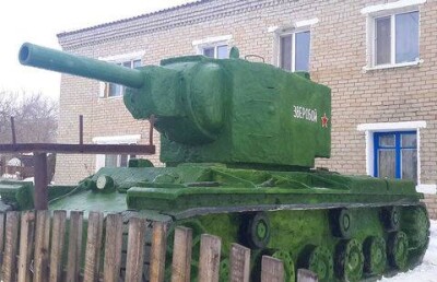Точную копию танка "Клим Ворошилов" построили из снега любители компьютерных игр 