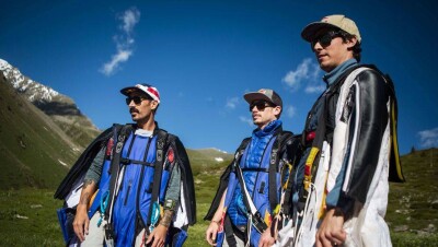 Скайдайверы облетели телевышку Кок-Тобе в вингсьютах