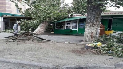 Видео разрушительного урагана выкладывают в соцсети жители ВКО