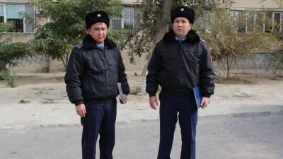 Полицейские Актау сняли с крыши самоубийцу