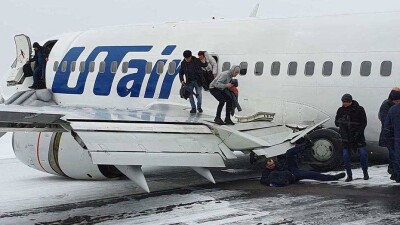 В России самолёт совершил жёсткую посадку и выкатился за пределы ВПП