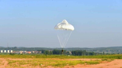 Сборная команда казахстанских десатников совершила первые прыжки в рамках подготовки к конкурсу "Десантный взвод"