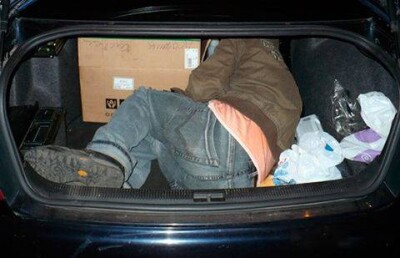 Полицейские засунули мужчину в багажник машины в Павлодарской области