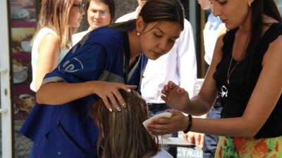 Раненная осколком стекла в "Нурлы Тау" алматинка страдает от постоянной головной боли