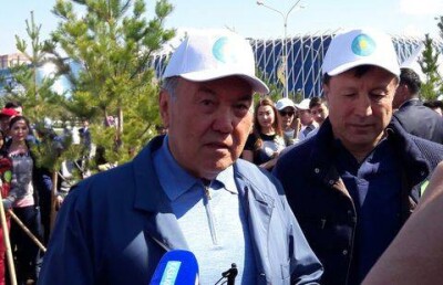 Нурсултан Назарбаев неожиданно появился на субботнике в Нацмузее