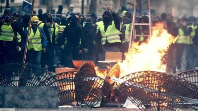 Во Франции страховщиков попросили максимально возместить ущерб пострадавшим от протестов